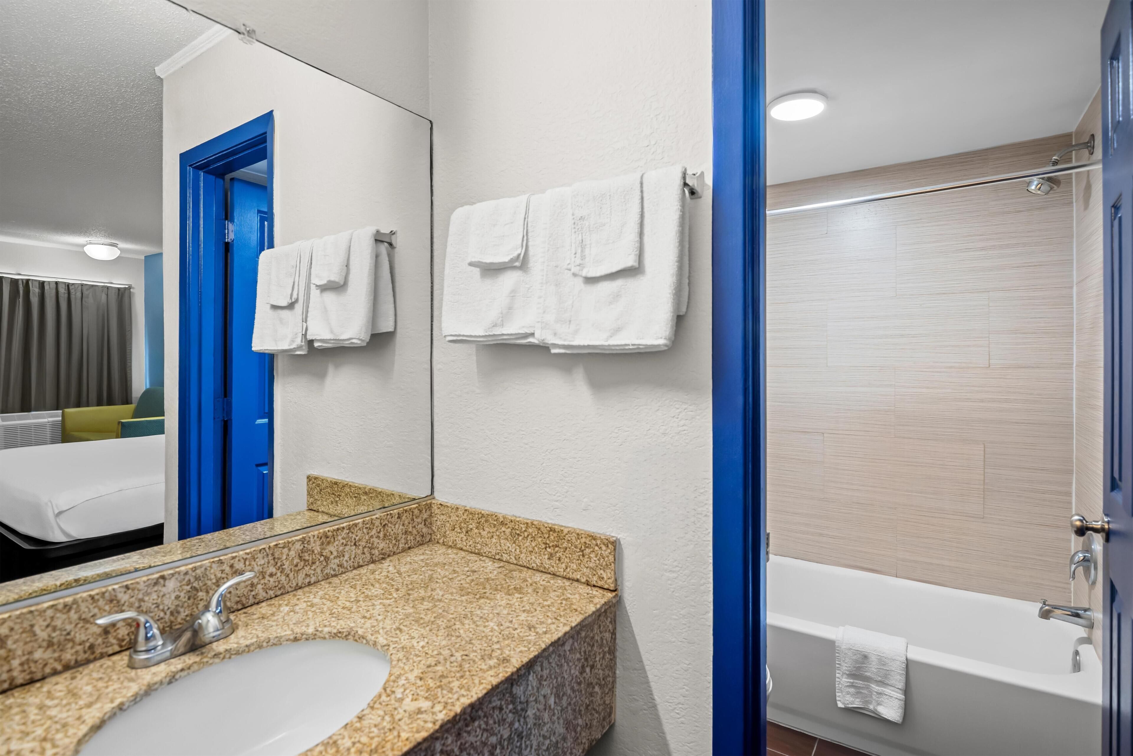 Room, 1 King Bed | Bathroom
