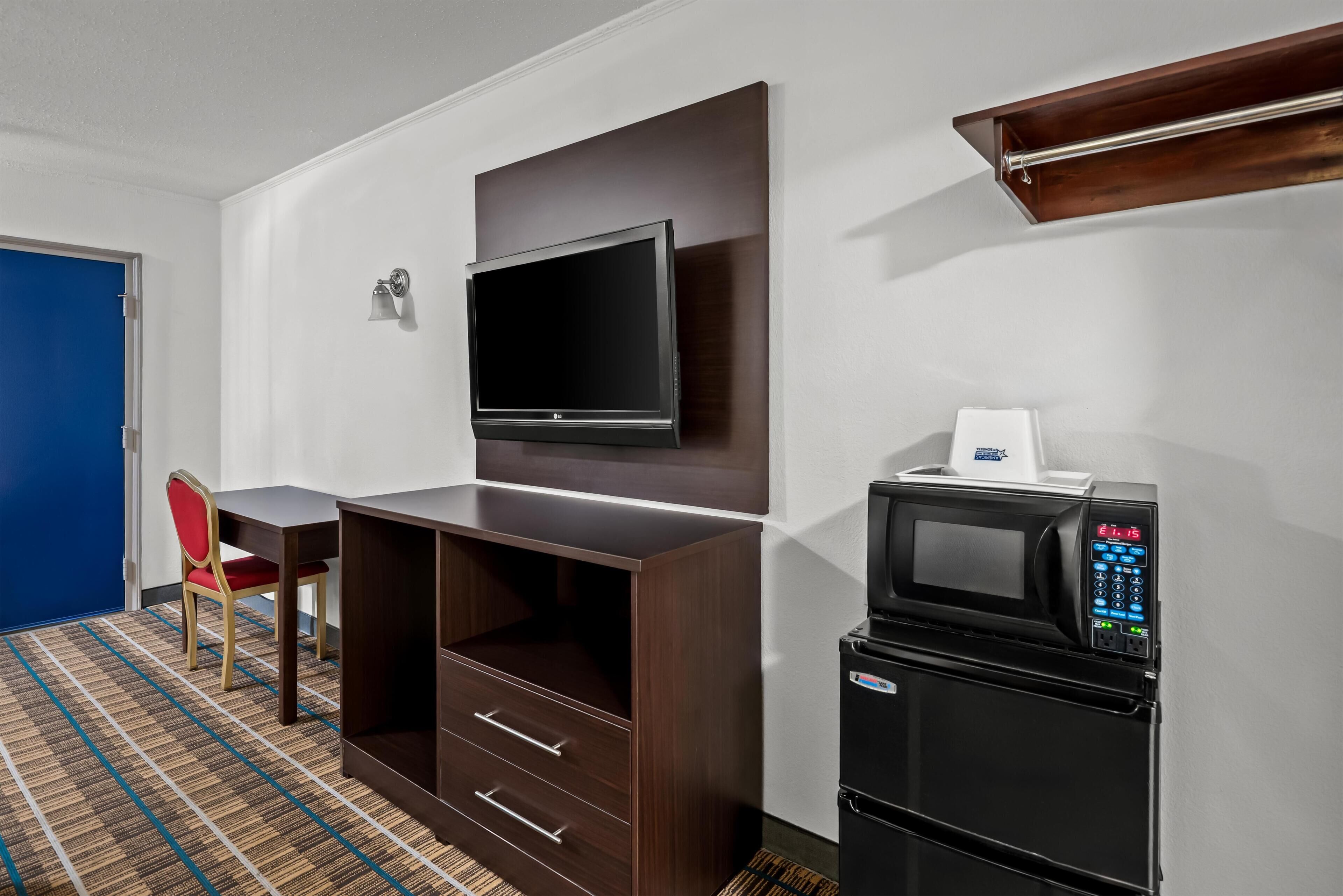 Room, 1 King Bed, Smoking | In-room safe, rollaway beds, free wired internet