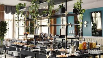 Tägliches Frühstücksbuffet (30 EUR pro Person)