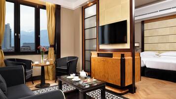 Suite junior, 2 camas individuales (View) | Área de sala de estar | Televisión LCD de 43 pulgadas con canales digitales y televisión