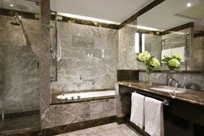 Secadora de cabello, batas, bidet, toallas 