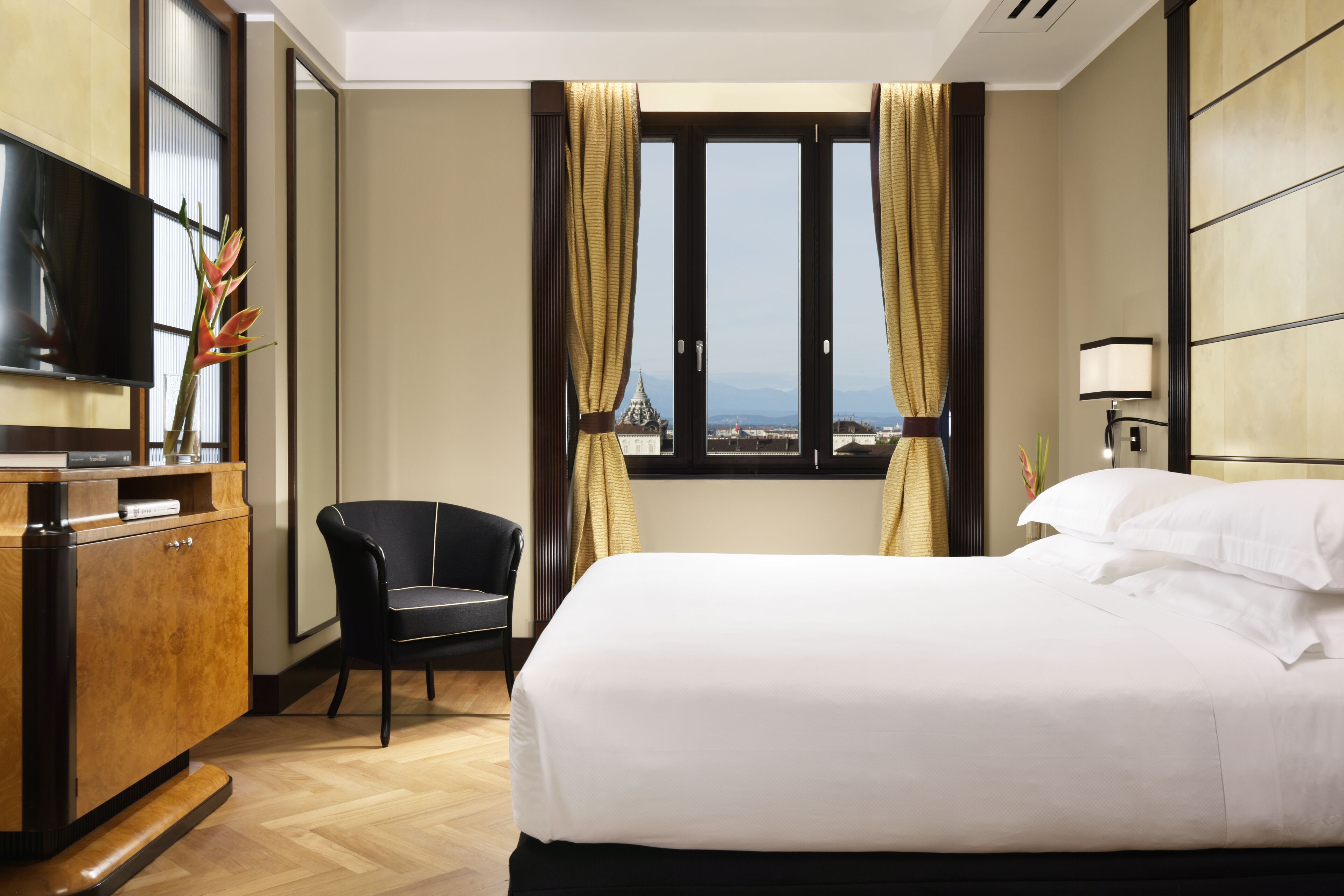 1 bedroom, hypo-allergenic bedding, minibar, in-room safe