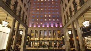 Un hotel con entrada central, amplias columnas y un cartel que dice "PRINCIPI DI PIEMONTE".