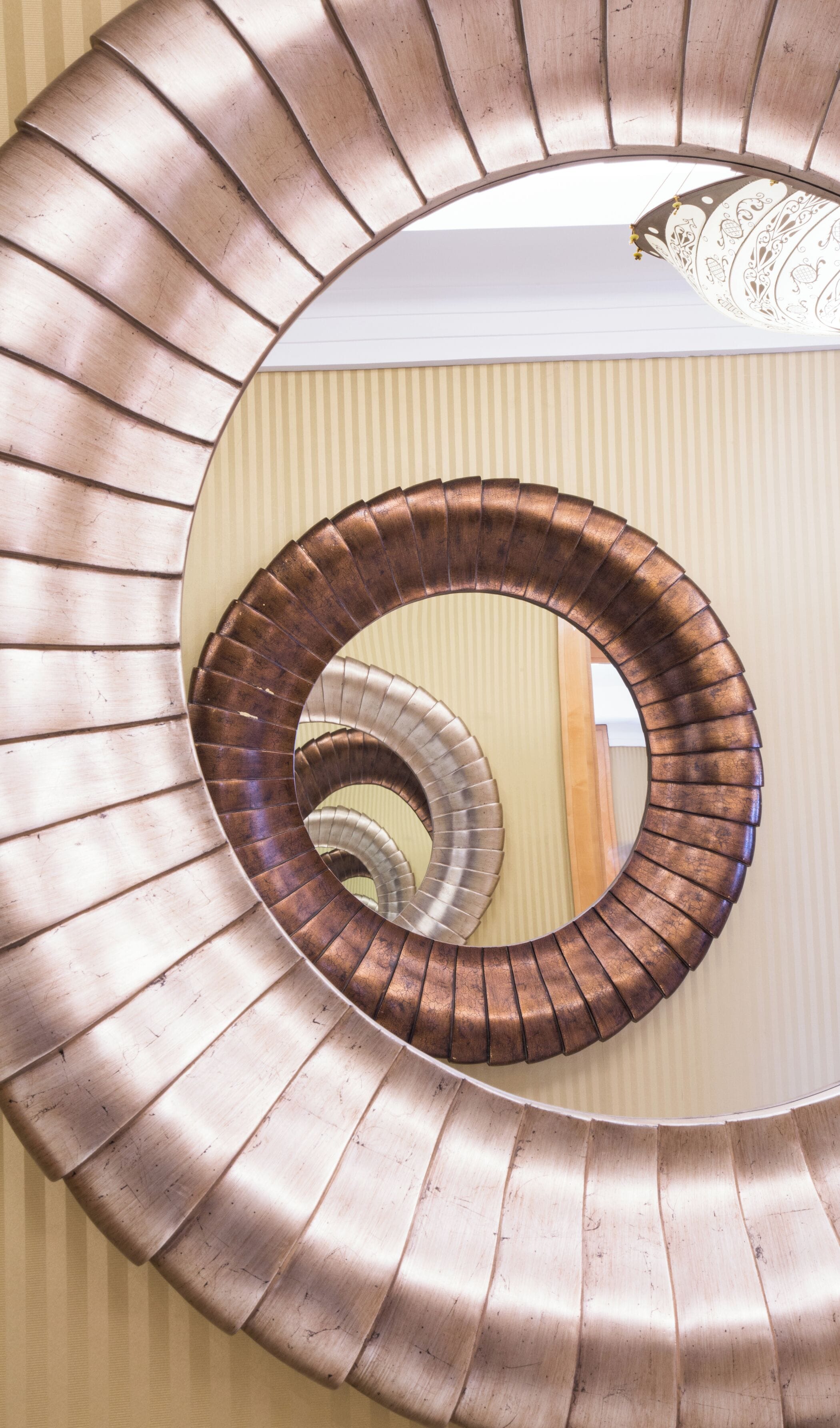 Una escalera de caracol con acabado metálico.