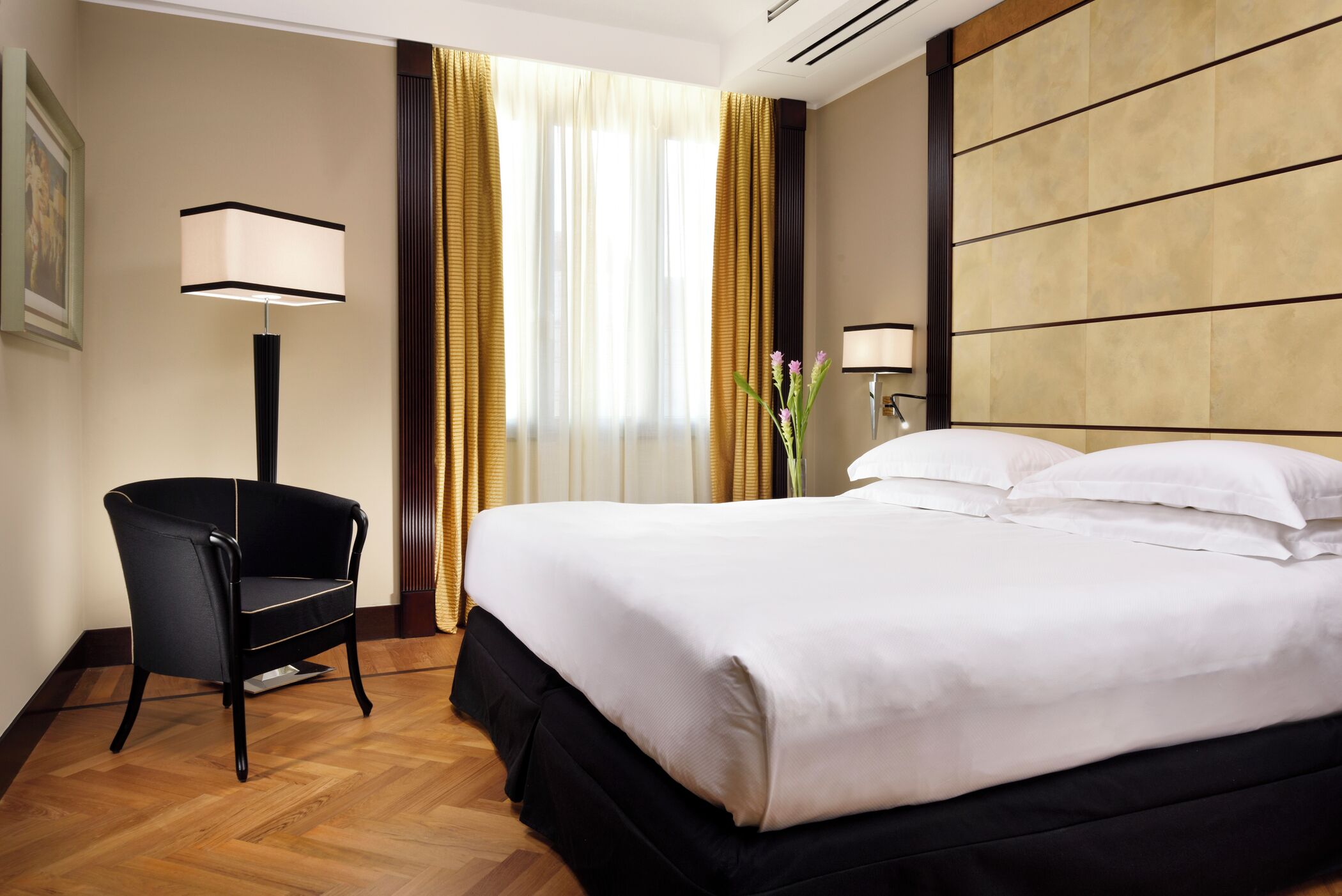 ห้องสวีท, เตียงควีนไซส์ 1 เตียง และโซฟาเบด (with Sofa Bed) | เครื่องนอนป้องกันสารก่อภูมิแพ้, มินิบาร์, ตู้นิรภัยในห้องพัก, โต๊ะทำงาน