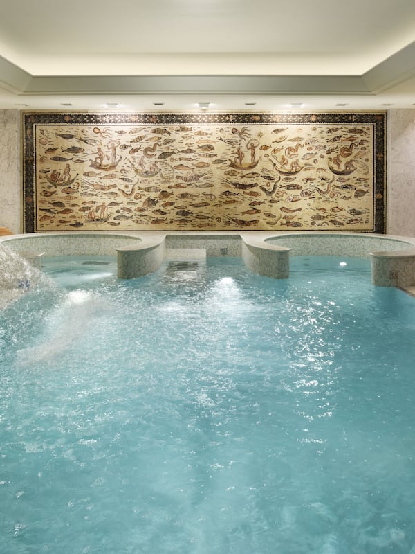 Body treatments, body scrubs, facials, 1 treatment room