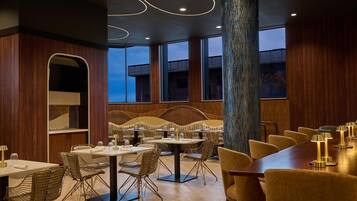 Breakfast, lunch, dinner served; American cuisine