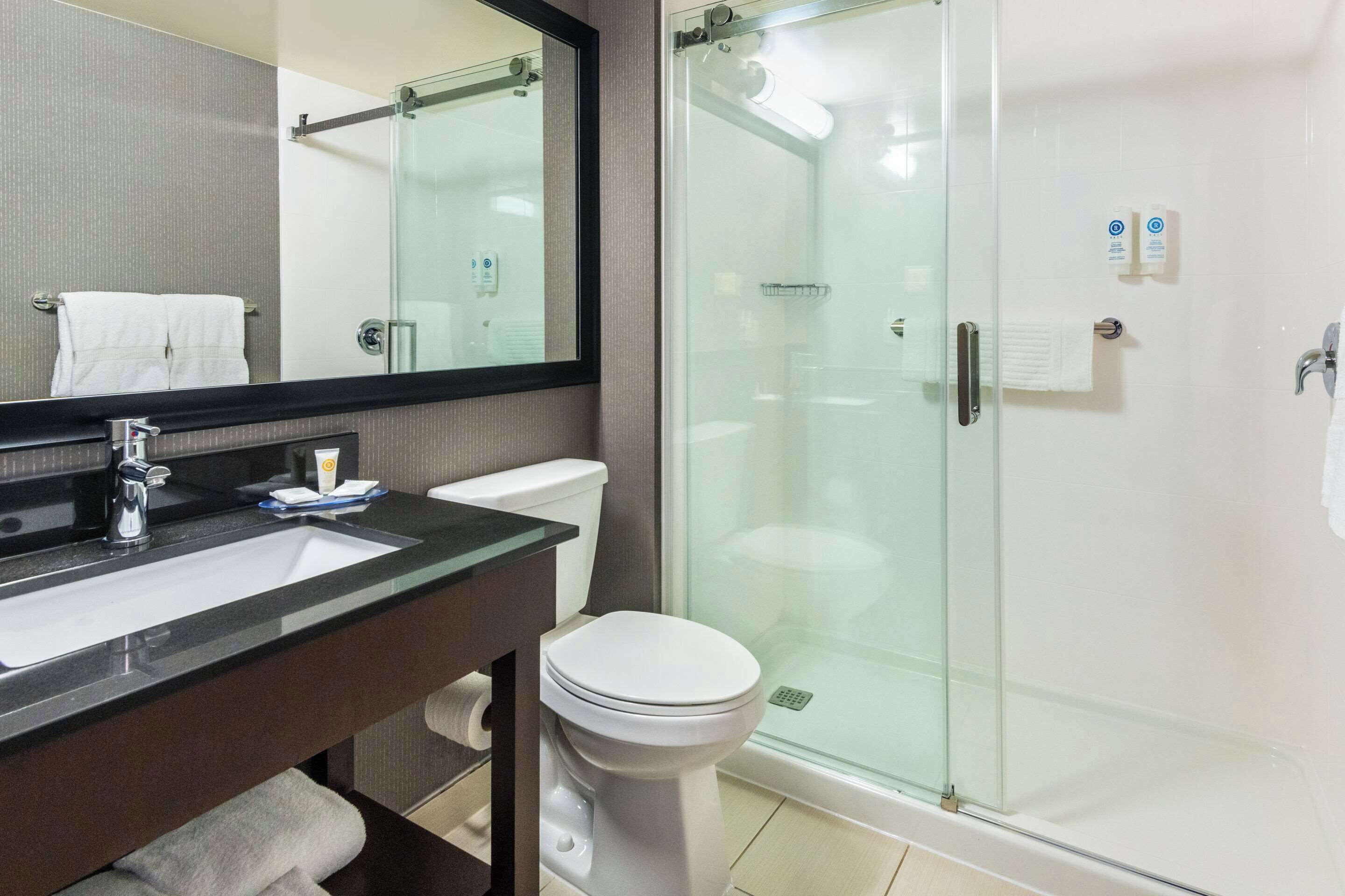 Room, 1 Katil Raja (King), Non Smoking (Upgrade) | Meja, langsir/tirai gelap terus, seterika/papan seterika 