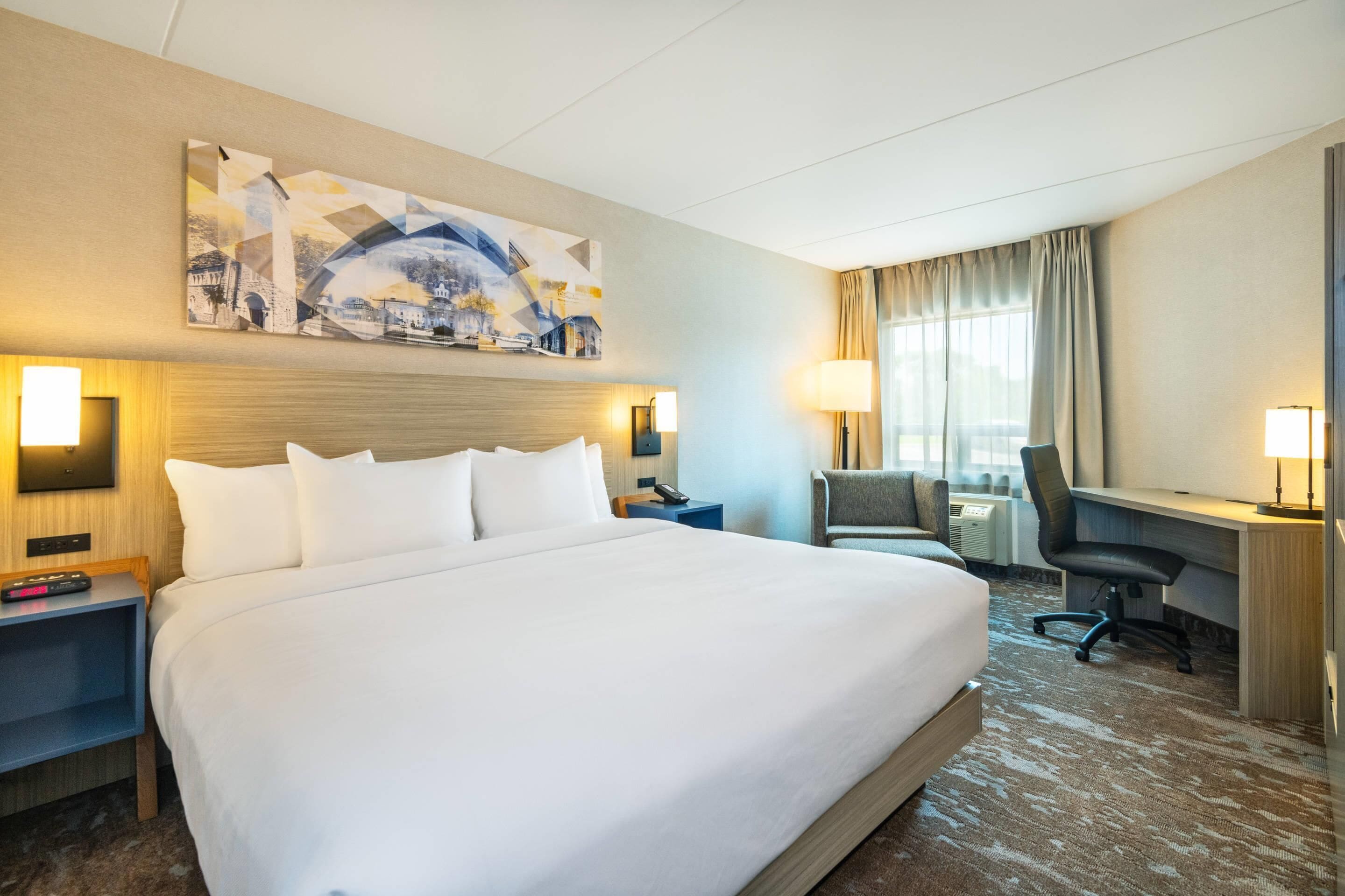 Schreibtisch, Verdunkelungsvorhänge, Bügeleisen/Bügelbrett