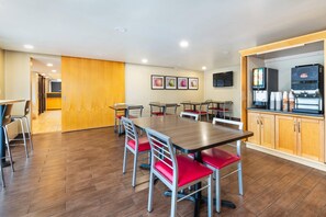 Free daily buffet breakfast - Comfort Inn Kingston - Highway 401 (Kingston)