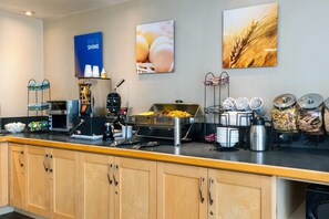 Free daily buffet breakfast - Comfort Inn Kingston - Highway 401 (Kingston)