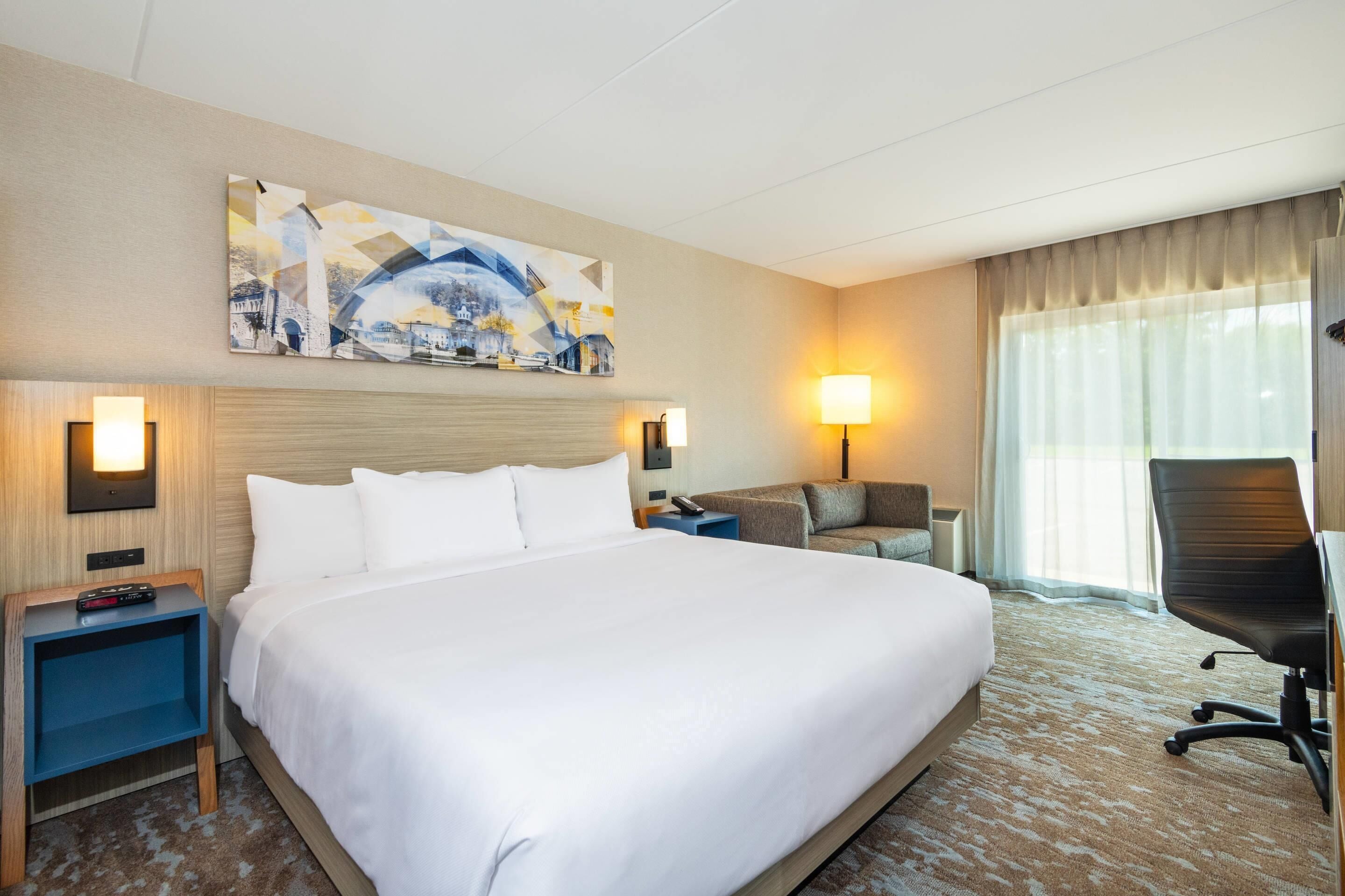 Työpöytä, pimennysverhot, silitysrauta/-lauta, vauvan matkasänky