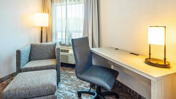 Bureau, rideaux occultants, fer et planche Ă repasser, lit parapluie