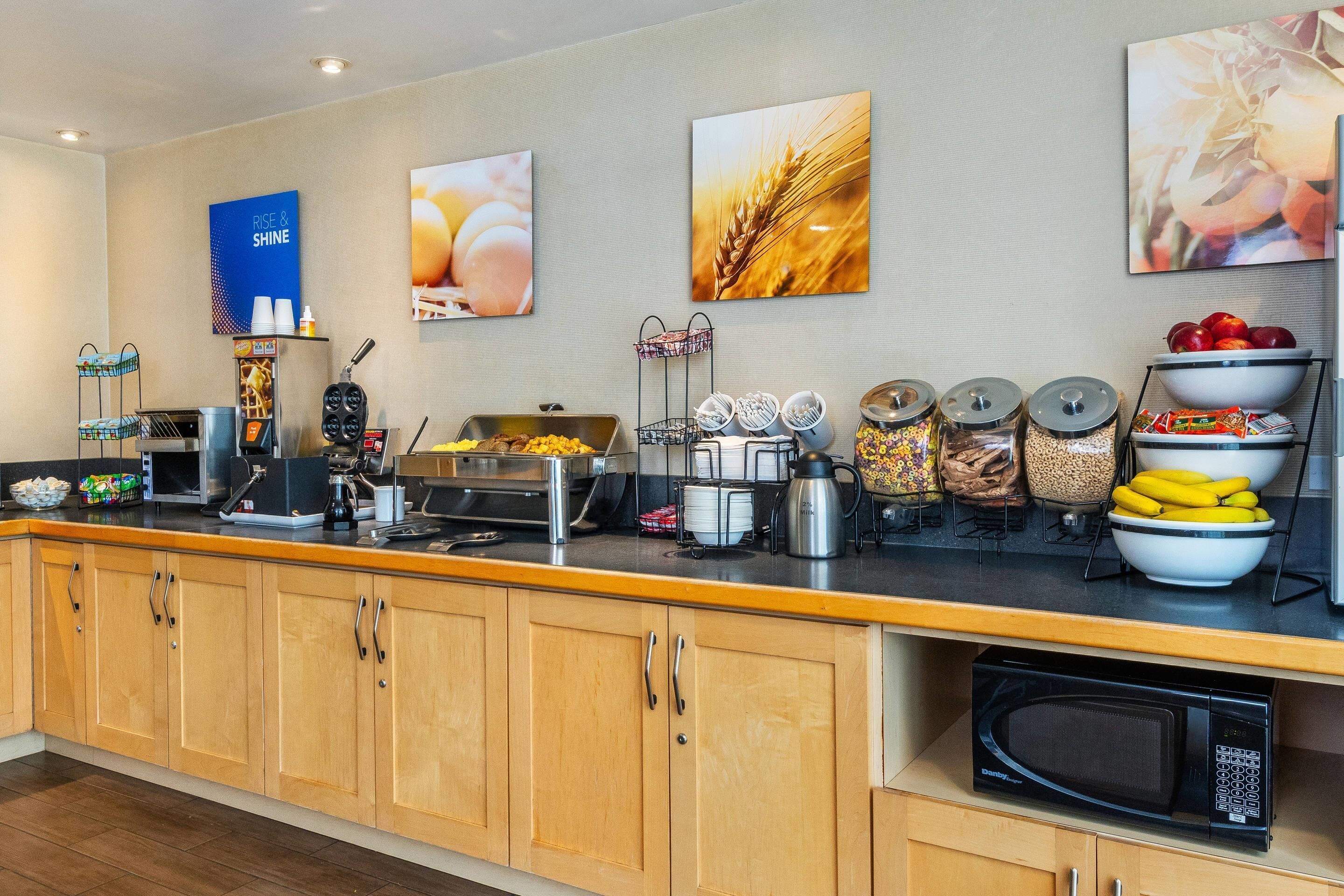Un comptoir-buffet proposant divers aliments, un espace dédié au café et un four à micro-ondes.