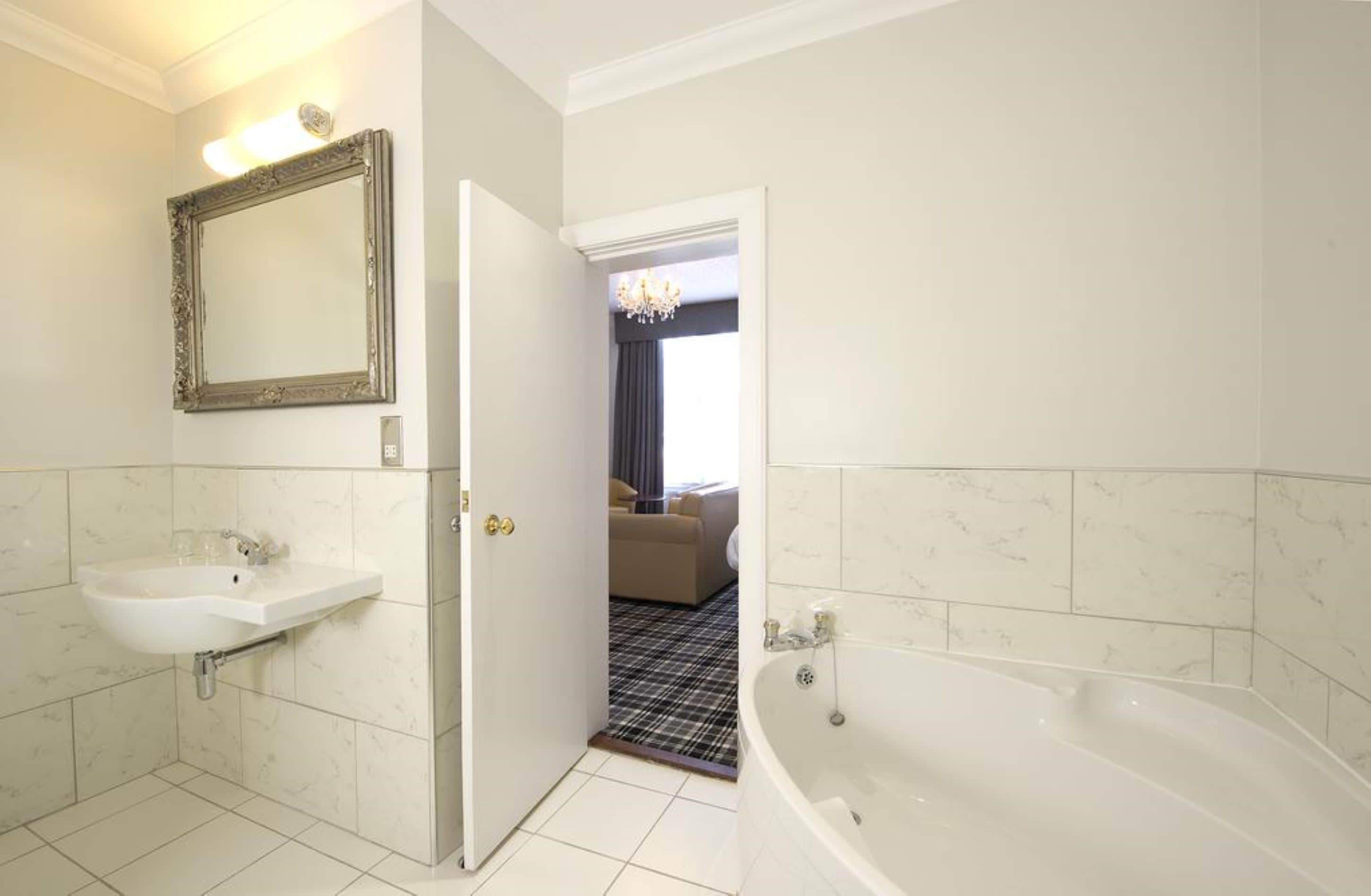 executive suite, ensuite | bathroom | free toiletries, hair dryer, towels