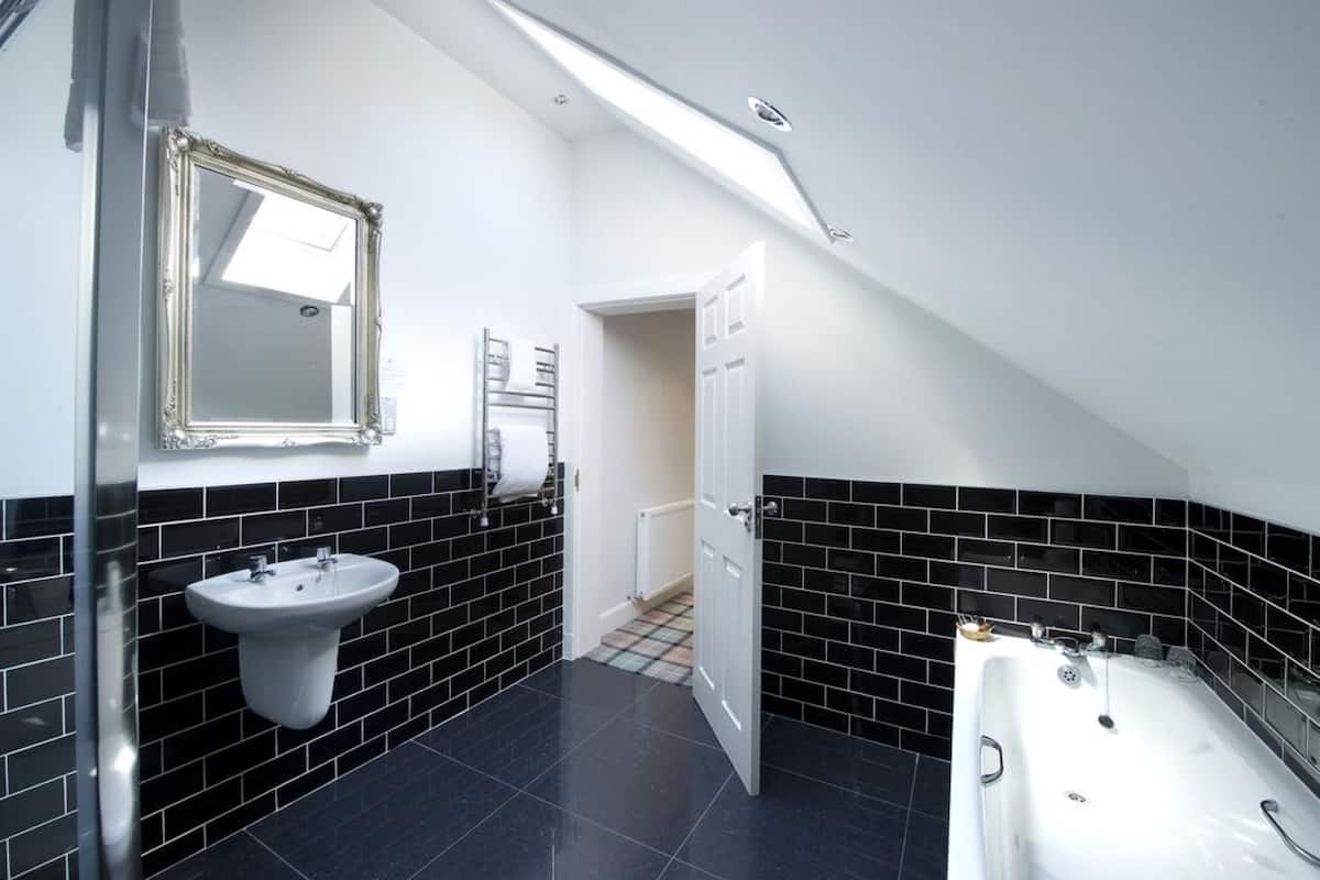 executive suite, ensuite | bathroom | free toiletries, hair dryer, towels