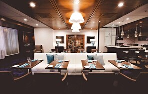Cocktail bar