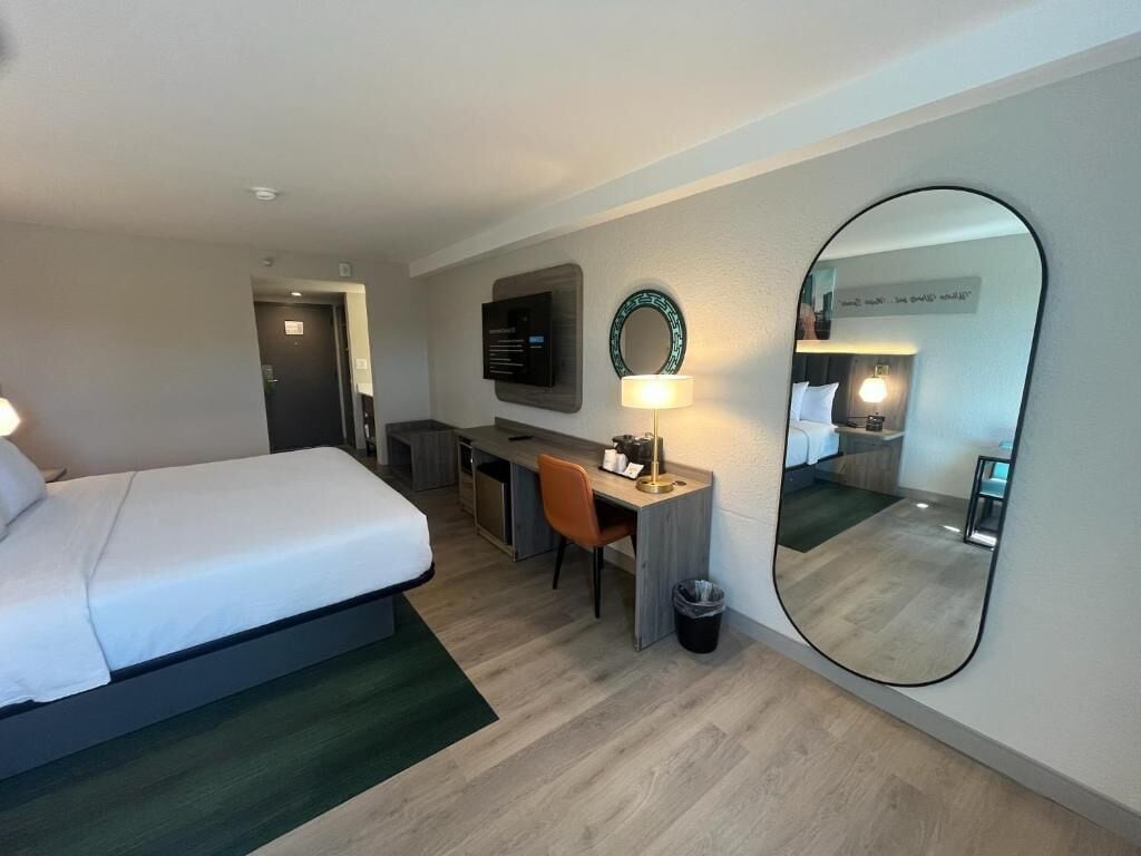 Deluxe Room, 1 King Bed, Non Smoking | Desk, soundproofing, iron/ironing board, free cots/infant beds