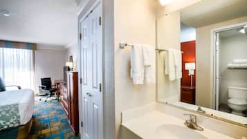 Combined shower/bathtub, free toiletries, hair dryer, towels