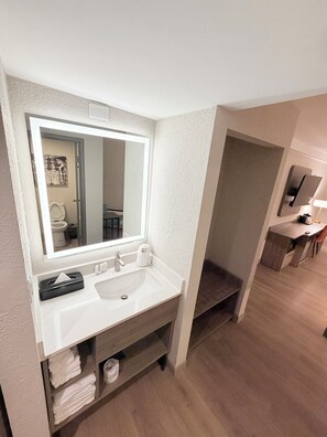 Habitación Deluxe, 2 camas Queen size, para no fumadores | Baño | Tina con regadera, amenidades de baño gratuitas, secadora de cabello