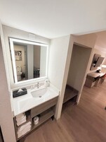 Quarto luxo, 2 camas Queen, para não fumantes | Banheiro | Chuveiro/banheira combinados, produtos de toalete grátis