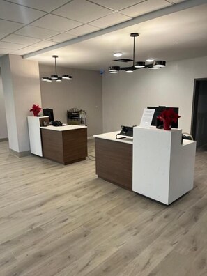 Lobby - La Quinta Inn & Suites by Wyndham Nashville Airport/Opryland (Nashville)