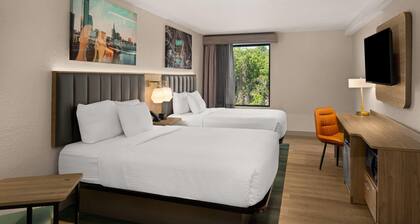 La Quinta Inn & Suites by Wyndham Nashville Airport/Opryland