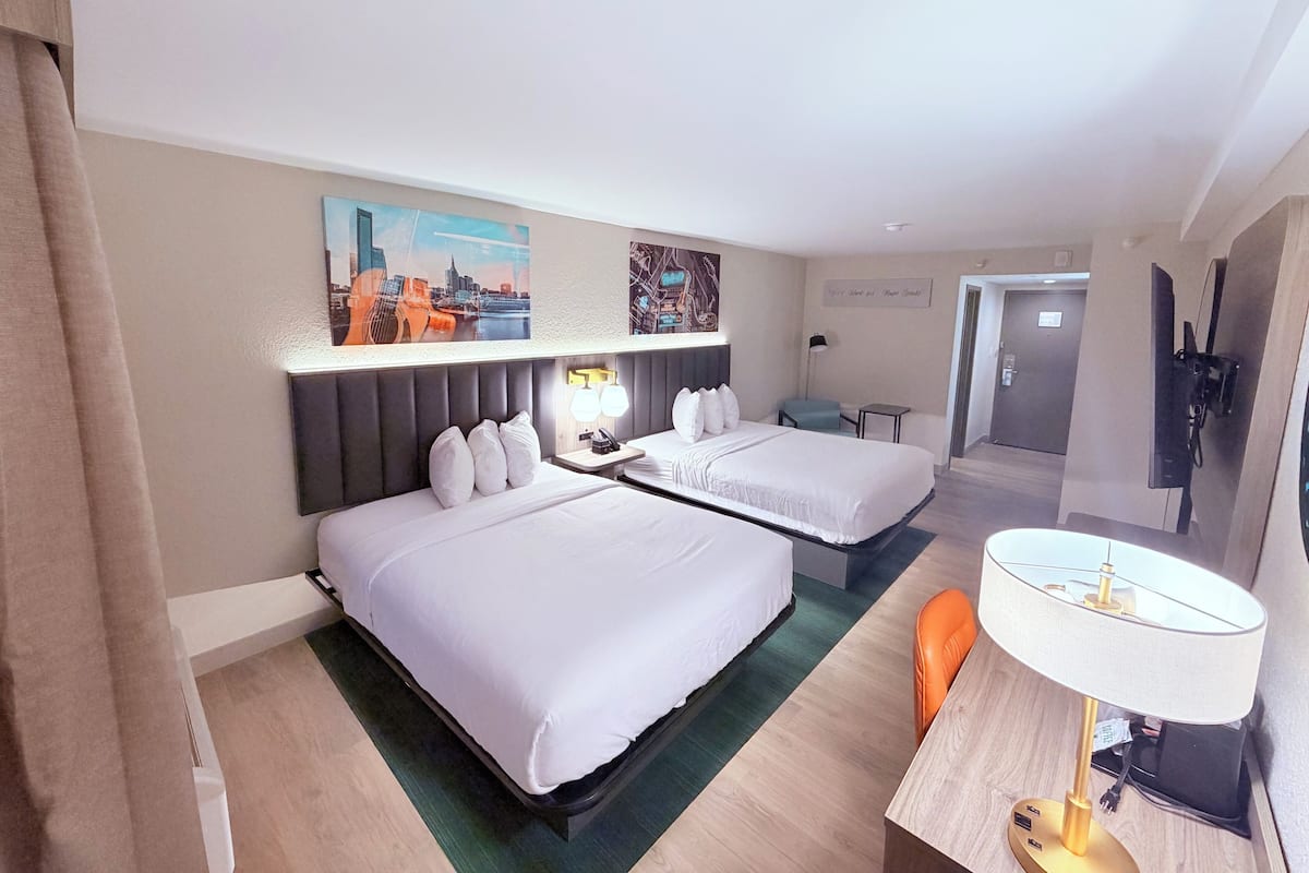 Habitación Deluxe, 2 camas Queen size, para no fumadores | Escritorio, insonorización y tabla de planchar con plancha