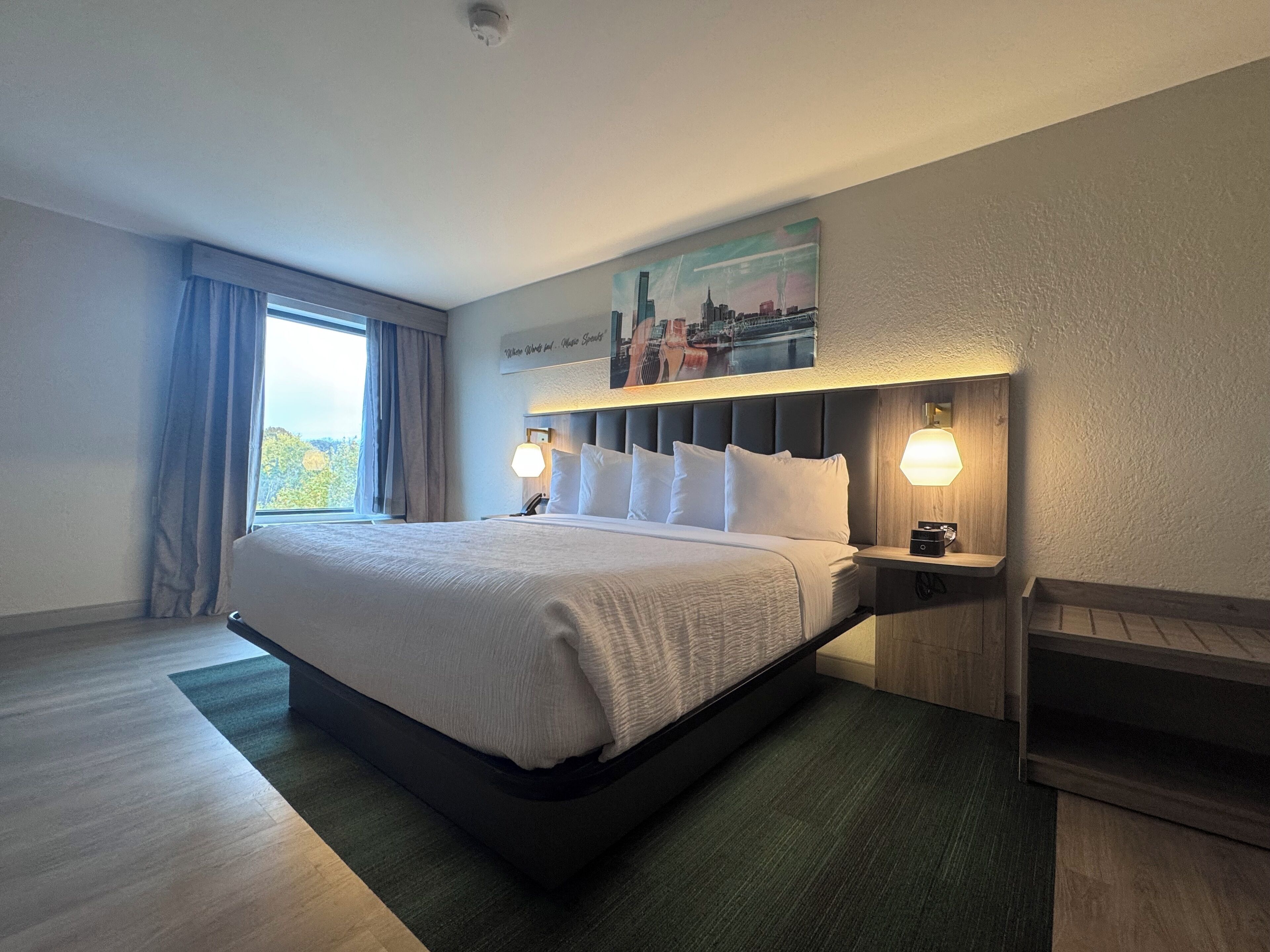 华丽客房, 1 张特大床, 无烟房 | 办公桌、隔音、熨斗/熨衣板、免费婴儿床