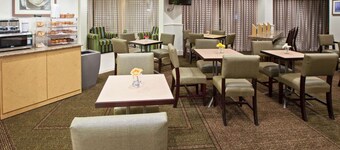 La Quinta Inn & Suites by Wyndham Nashville Airport/Opryland