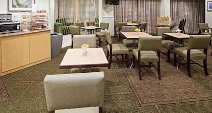 La Quinta Inn & Suites by Wyndham Nashville Airport/Opryland