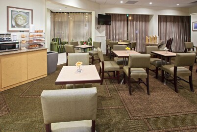 La Quinta Inn & Suites by Wyndham Nashville Airport/Opryland