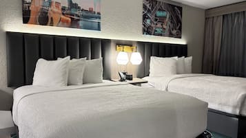 Rum - 2 queensize-sängar - icke-rökare | Skrivbord, ljudisolering, strykjärn/strykbräda och gratis barnsängar