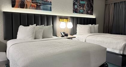 La Quinta Inn & Suites by Wyndham Nashville Airport/Opryland