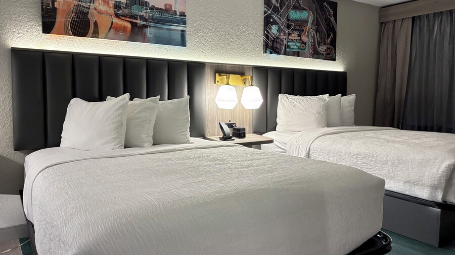 La Quinta Inn & Suites by Wyndham Nashville Airport/Opryland