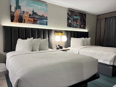 La Quinta Inn & Suites by Wyndham Nashville Airport/Opryland