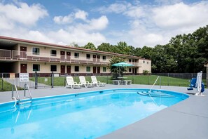 Piscine extérieure (ouverte en saison)
