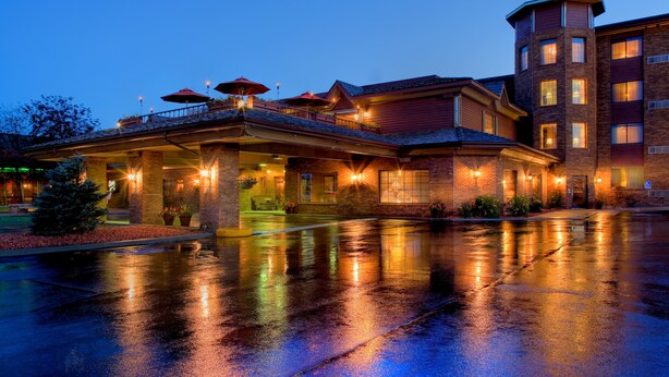 Front of property - Grand Gateway Hotel    (Rapid City)