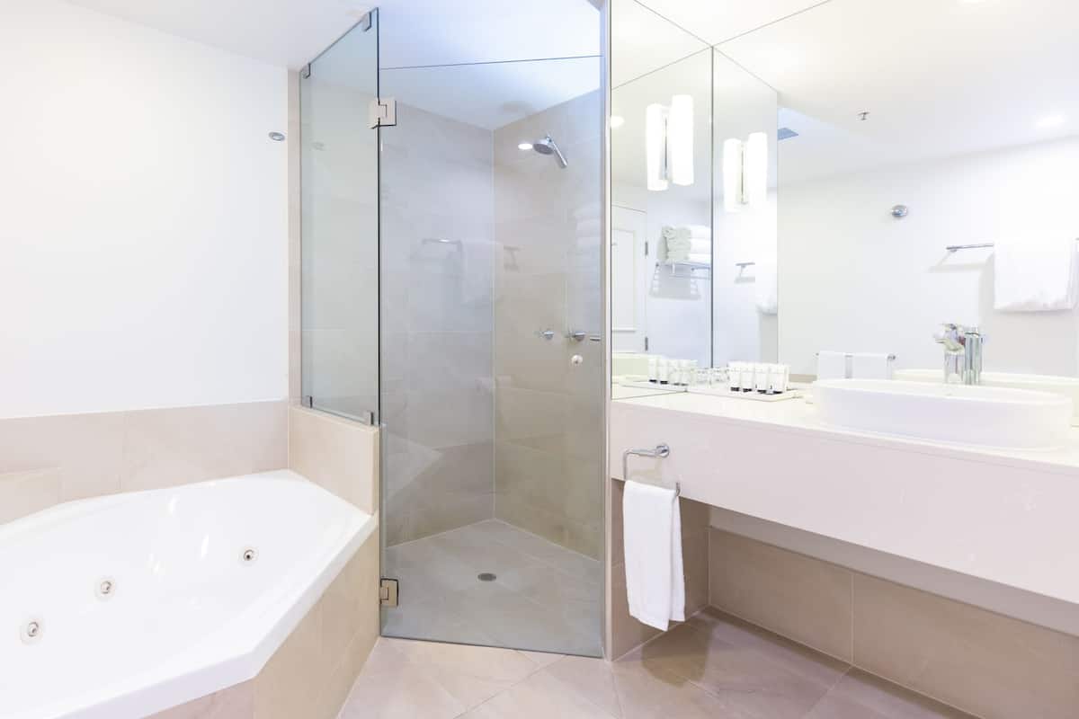 Separate bathtub and shower, jetted bath, free toiletries, hair dryer