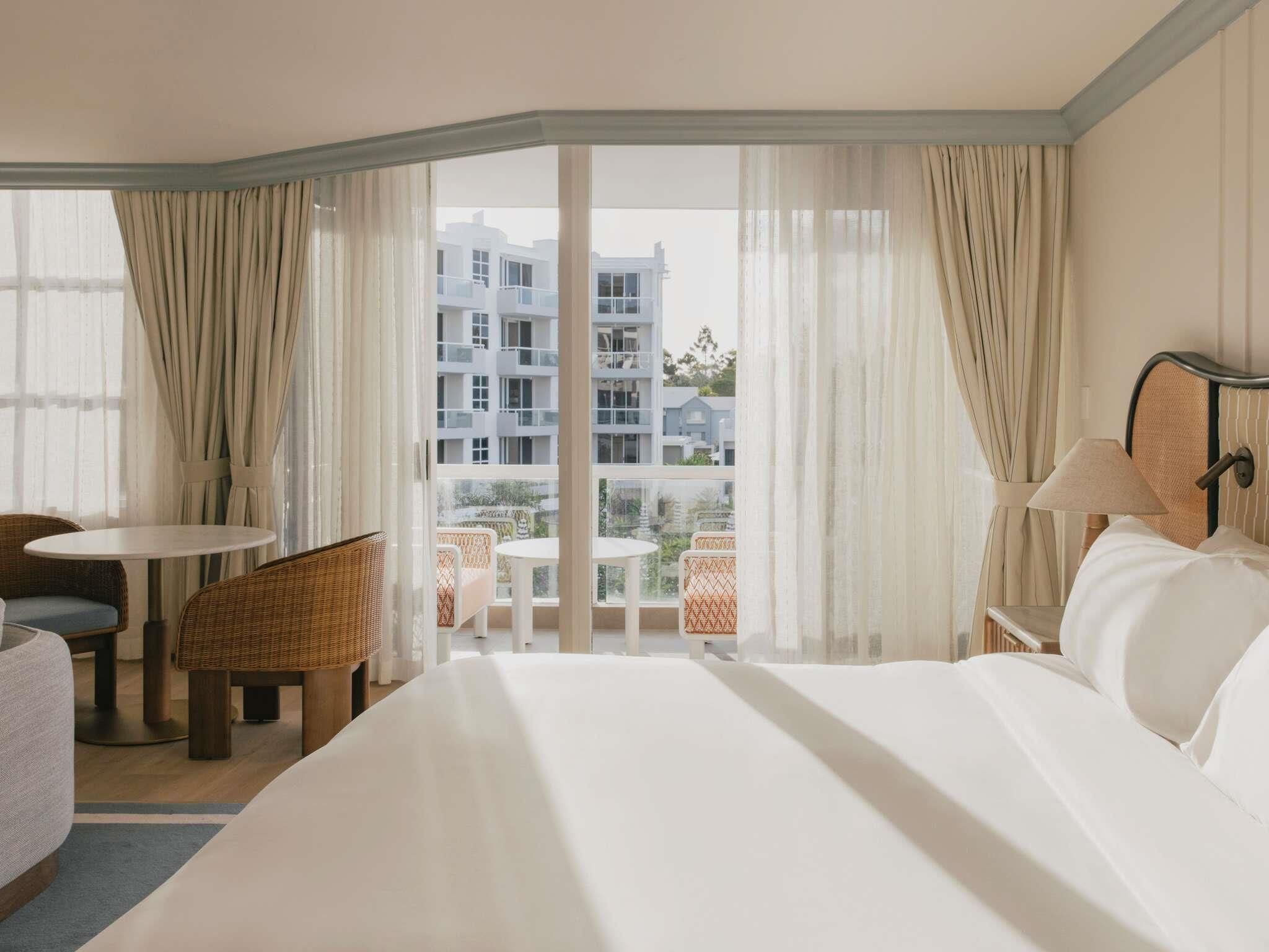 Pool View Junior Suite King Bed | Sängtillbehör av högsta kvalitet och värdeförvaringsskåp på rummet