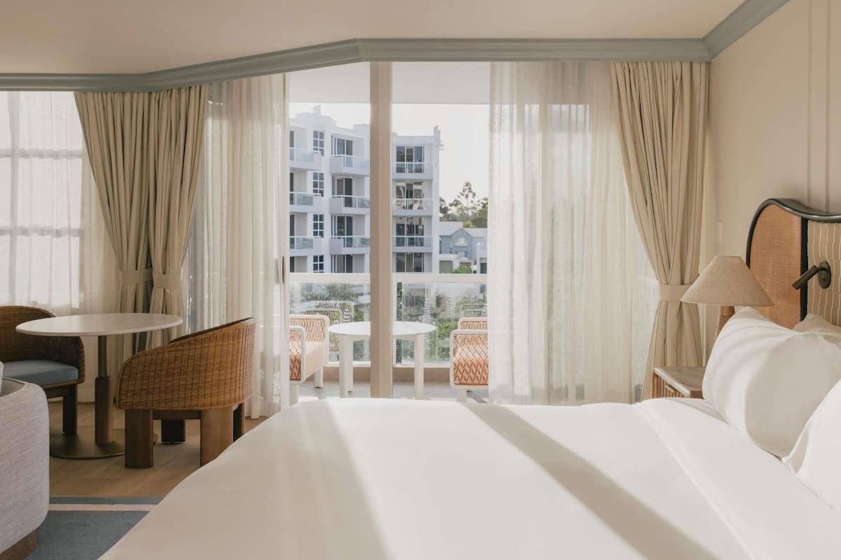 Pool View Junior Suite King Bed | Ropa de cama de alta calidad y caja de seguridad en la habitación