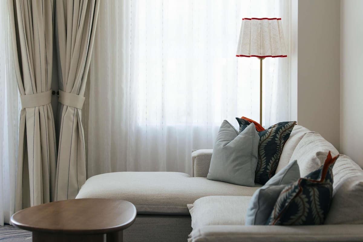 Roupas de cama premium, cofres nos quartos, cortinas blackout