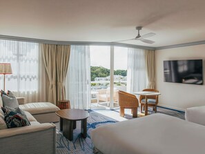 Ropa de cama de alta calidad y caja de seguridad en la habitación 