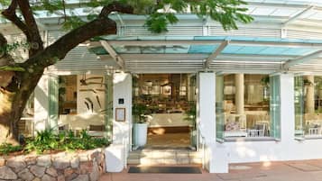 3 bars/lounges, swim-up bar, poolside bar