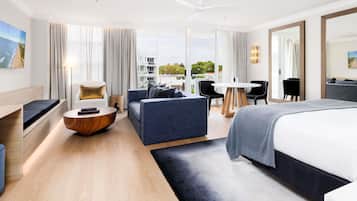 1 makuuhuone, ylelliset vuodevaatteet, tallelokero huoneessa, työpöytä