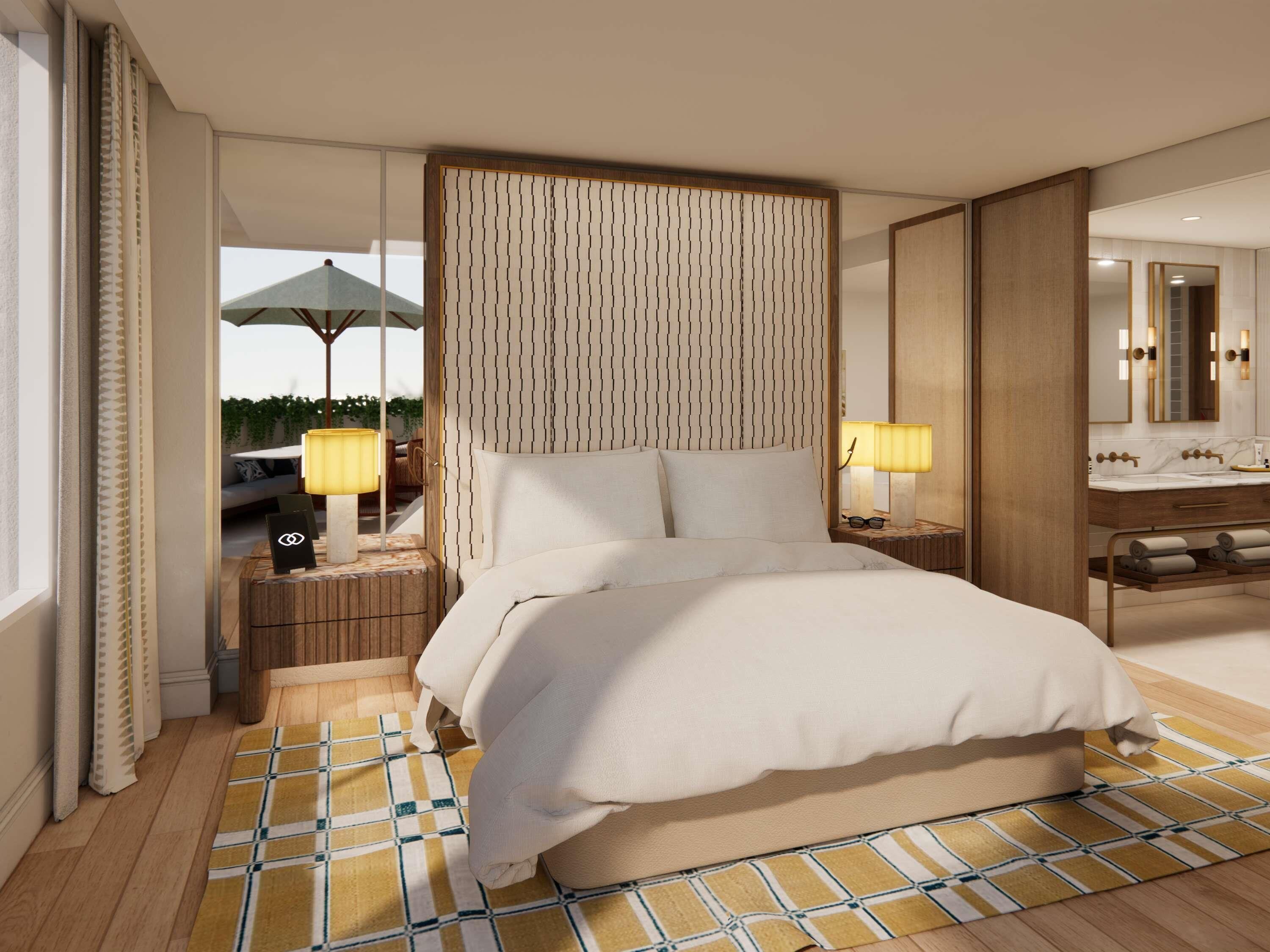Ein Hotelzimmer mit einem großen Bett, einem hölzernen Kopfteil, einem Badezimmer mit Spiegel und Waschbecken sowie Blick ins Freie.