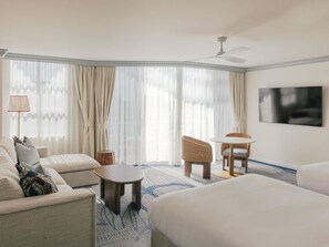 Ropa de cama de alta calidad y caja de seguridad en la habitación 