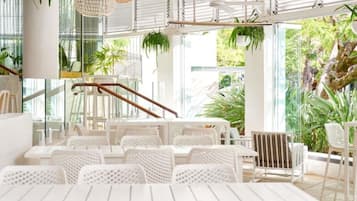 3 bares/lounges, bar molhado, bar ao lado da piscina