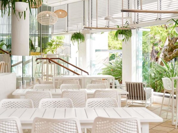 3 bars/lounges, swim-up bar, poolside bar