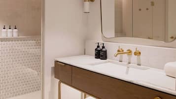 Artículos de tocador gratuitos, secador de pelo, batas, pantuflas